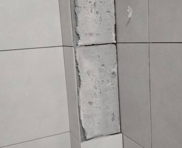 朔州市瓷砖空鼓维修公司分享下瓷砖施工前基层浇水润湿程度不足，可能导致以下问题